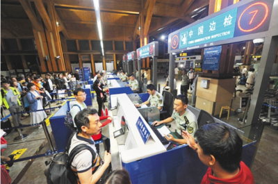 59国人员入境免签政策实施首日-767名外国来琼游客免签入境